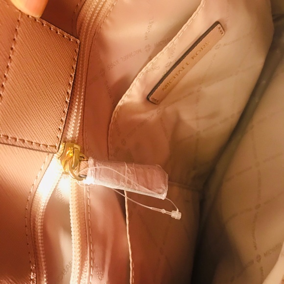 Michael Kors Pink Medium Cynthia Saffiano Satche - Picture 12 of 16